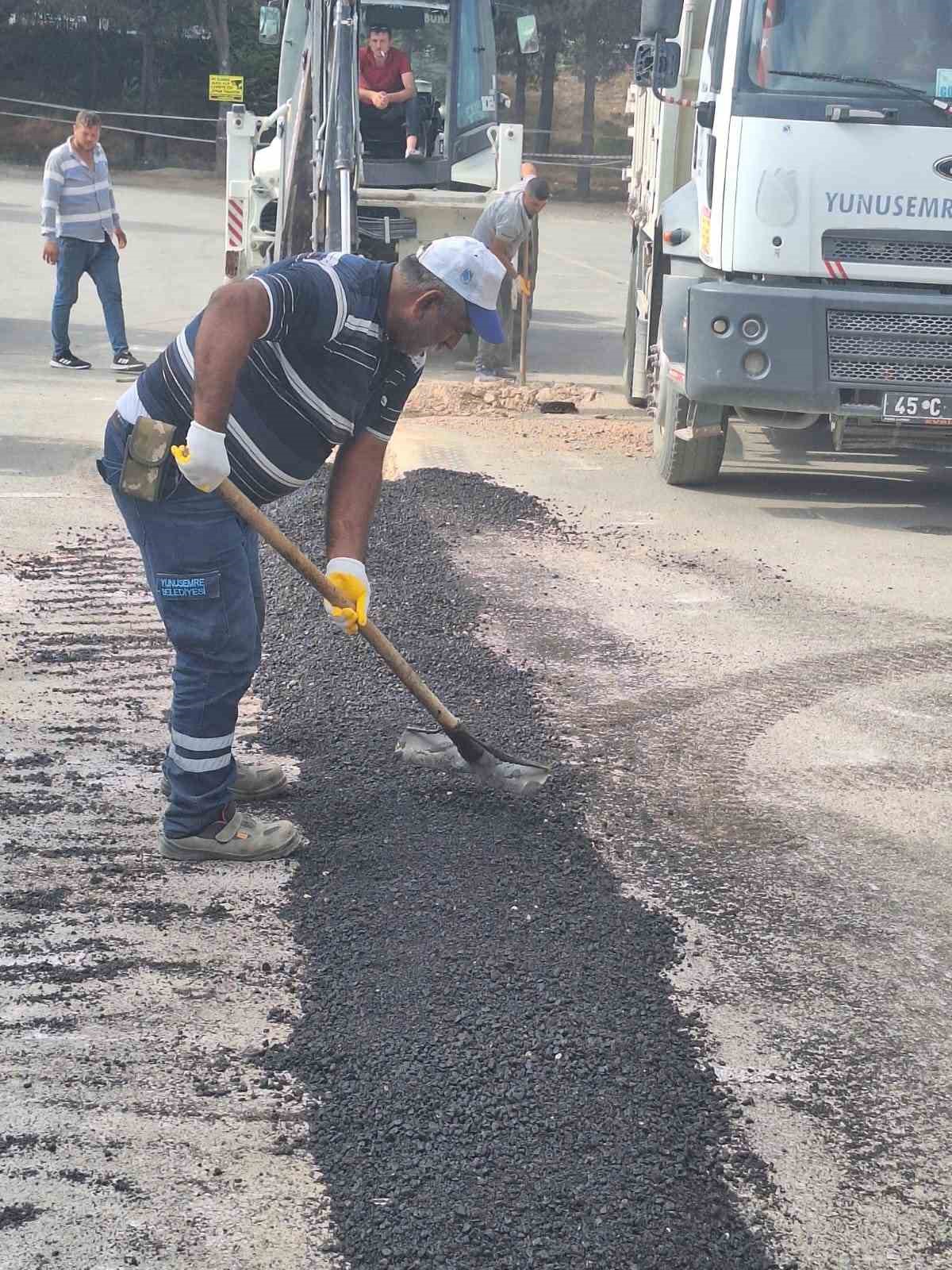 Yunusemre&rsquo;den k&uuml;&ccedil;&uuml;k sanayi sitesinde asfalt yama &ccedil;alışması
