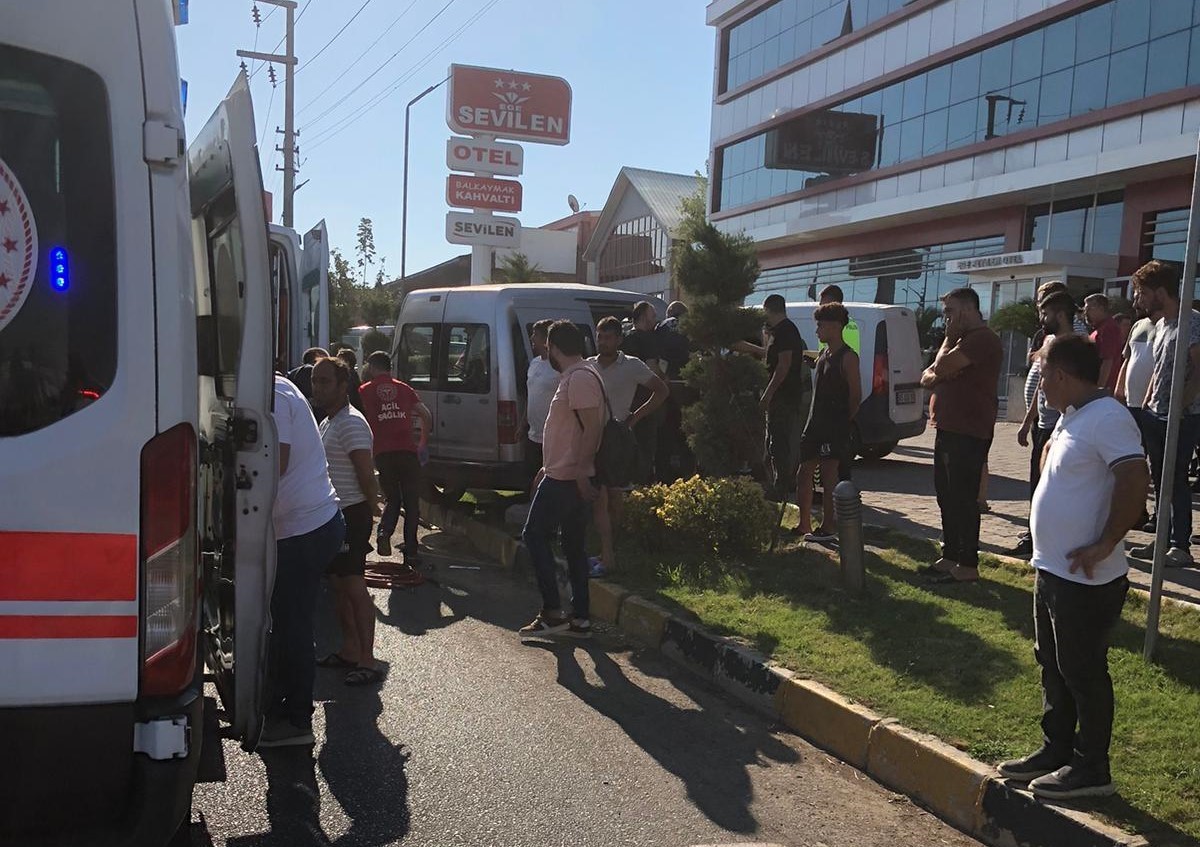 Turgutlu’da tırın çarptığı araçta bulunan baba kız yaralandı
