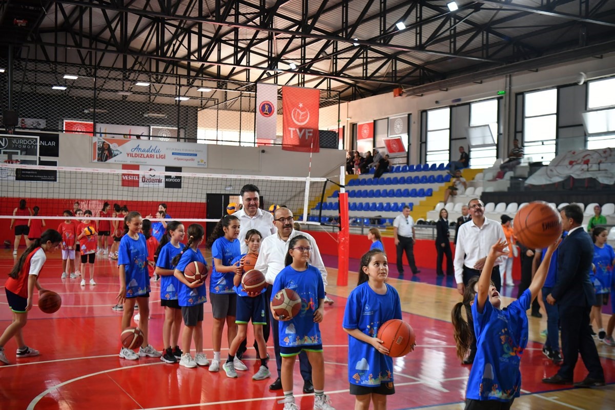 Vali Ustaoğlu Havran’da incir hasat etti
