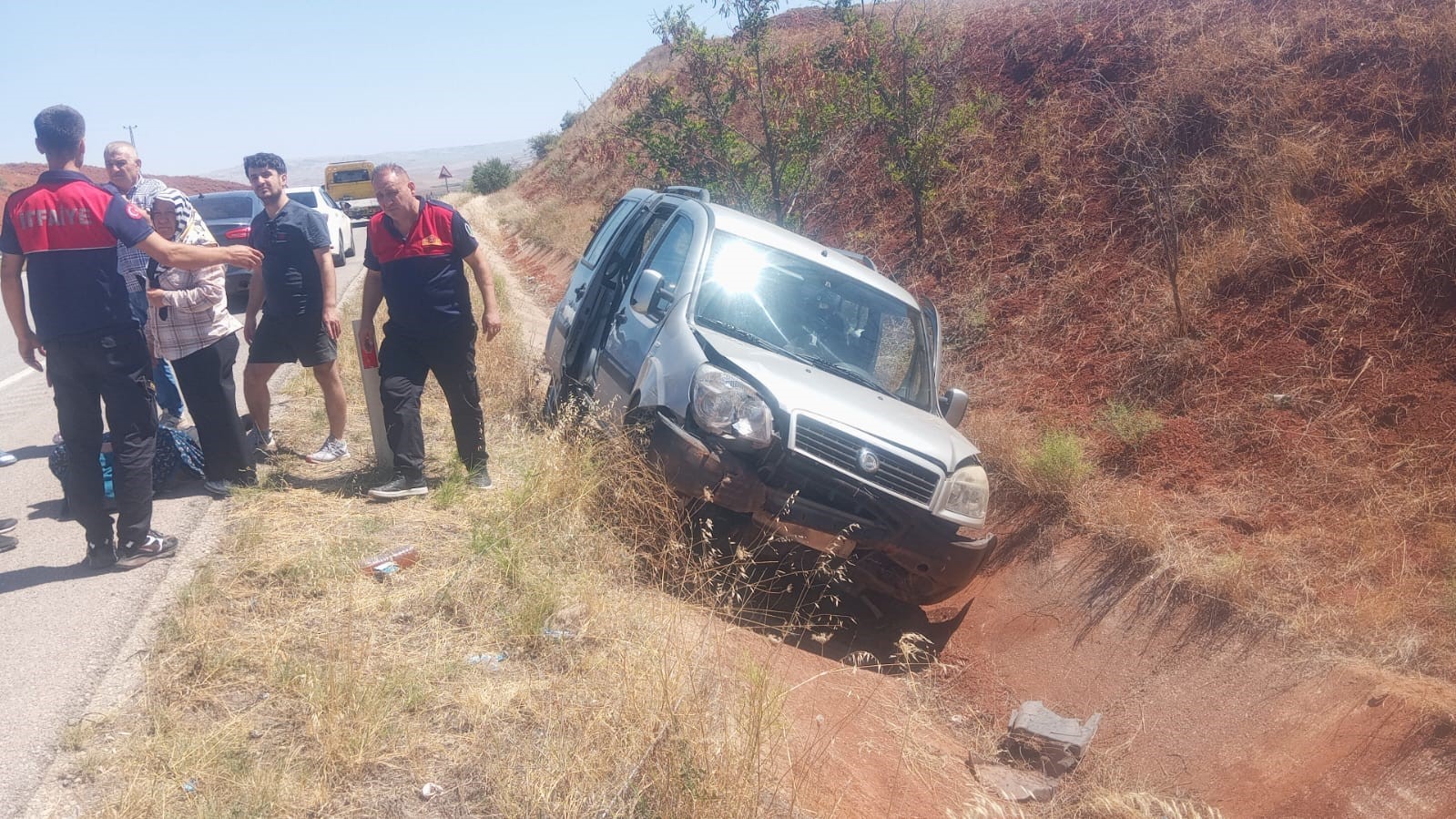 Kontrolden çıkan hafif ticari araç su kanalına uçtu: 2 yaralı