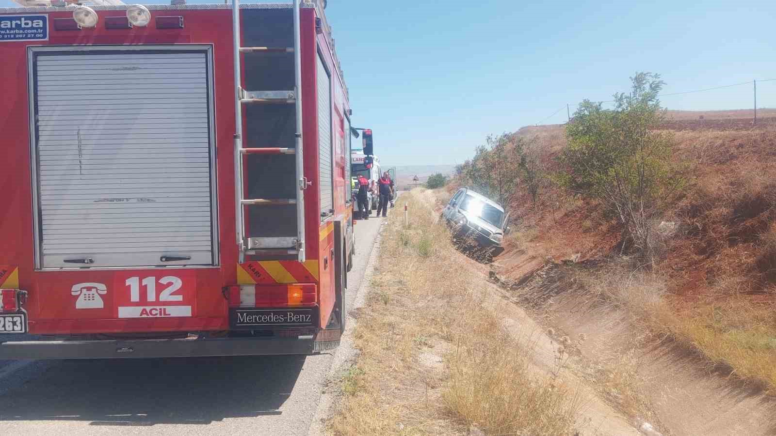 Kontrolden çıkan hafif ticari araç su kanalına uçtu: 2 yaralı
