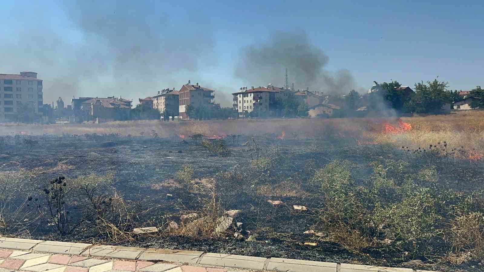 Elazığ’da mahalle arasında çıkan ot yangını söndürüldü