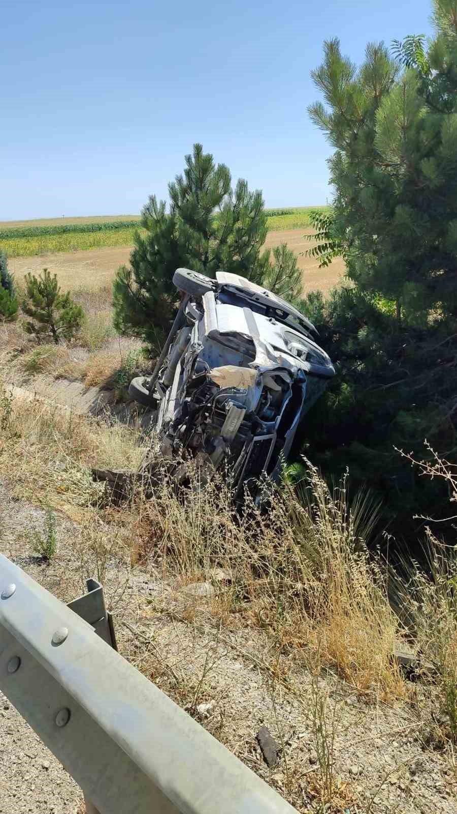 Takla atan hafif ticari araçta 3 kişi yaralandı