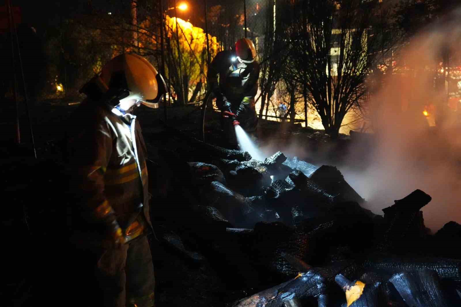 Spor tesisinde &ccedil;ıkan yangın kısa s&uuml;rede s&ouml;nd&uuml;r&uuml;ld&uuml;
