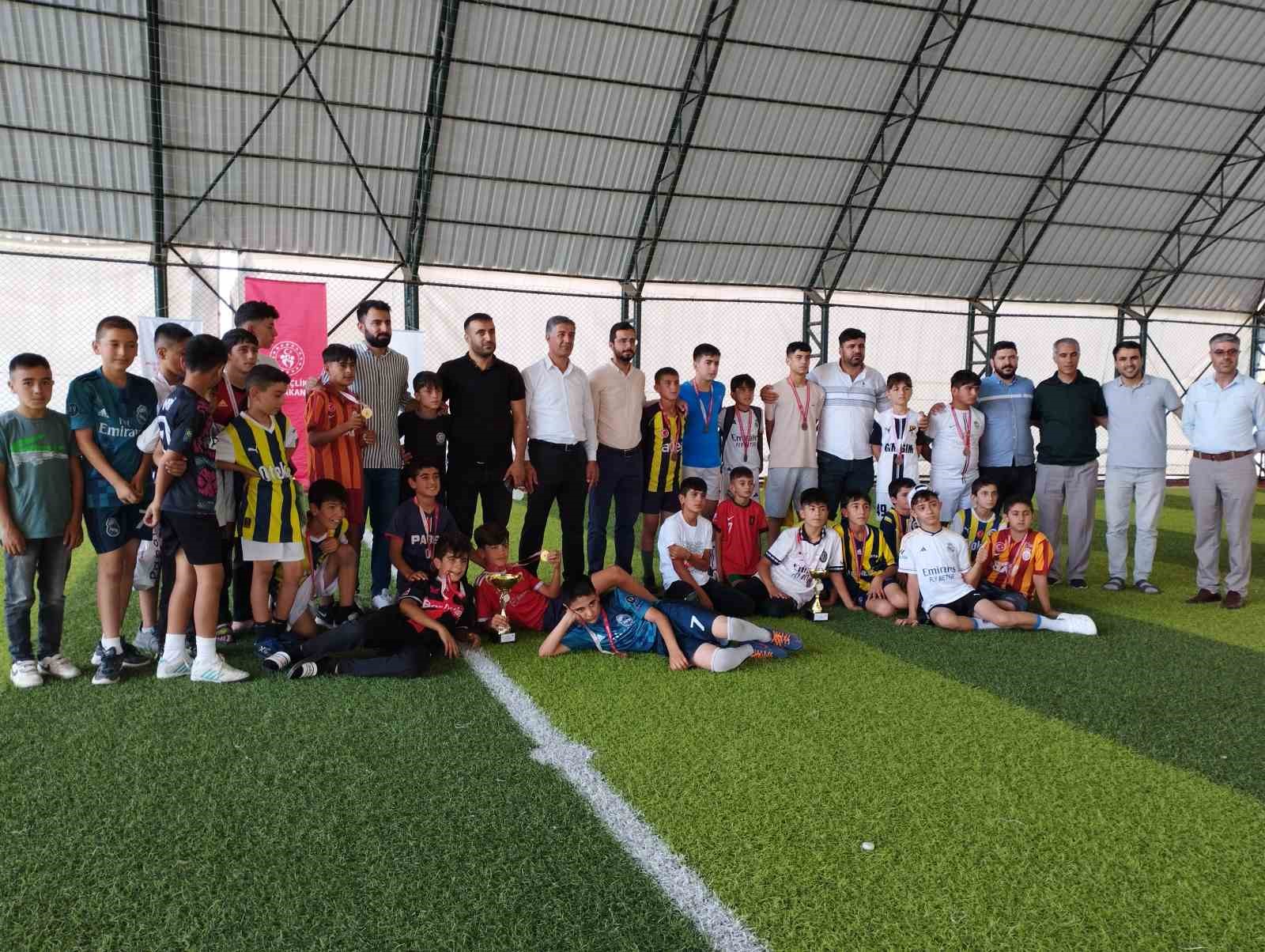 Varto’da Kur’an kursu öğrencileri arasındaki futbol turnuvası sona erdi
