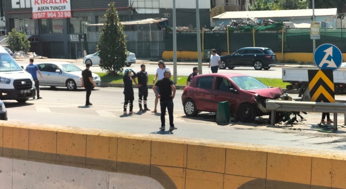 Yalova’da otomobil yol ayrımında bariyere çarptı: 1 yaralı