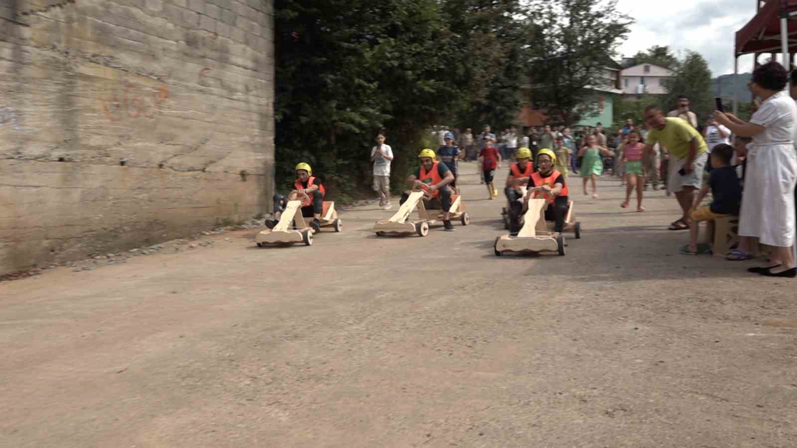 10 farklı ülkenin dansçıları tahta arabalar ile yarıştı
