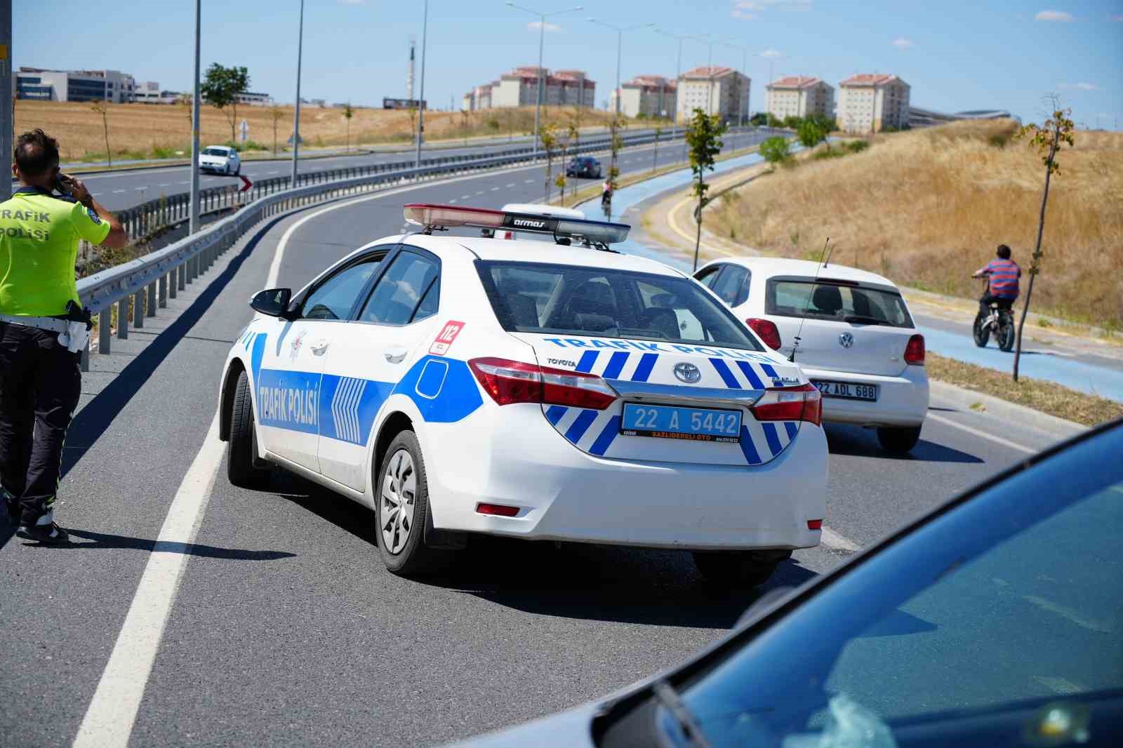 Edirne&rsquo;de bariyerlere &ccedil;arpan otomobildeki 2 kişi yaralandı
