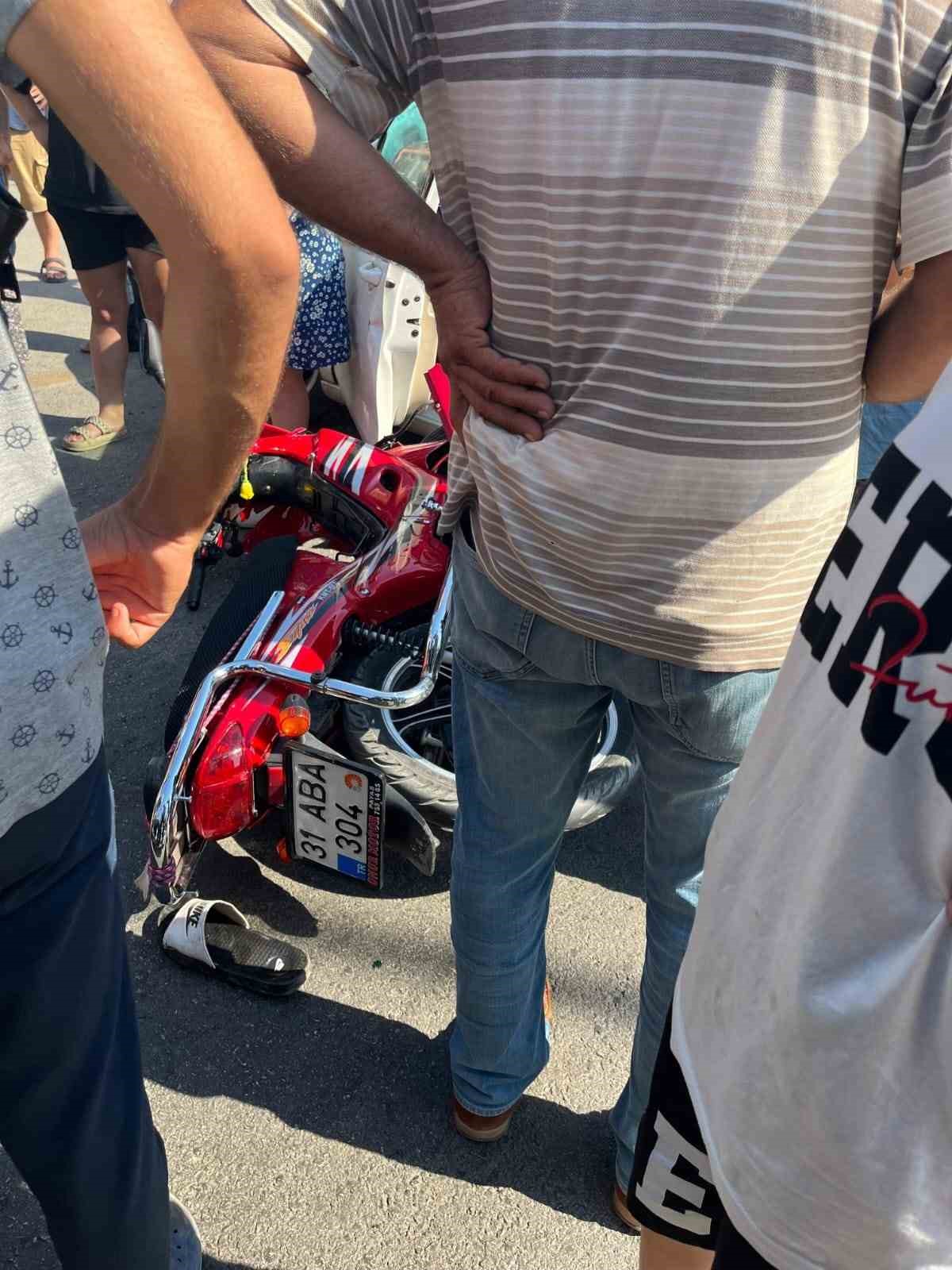 Hatay’da otomobil ile motosiklet çarpıştı: 2 yaralı
