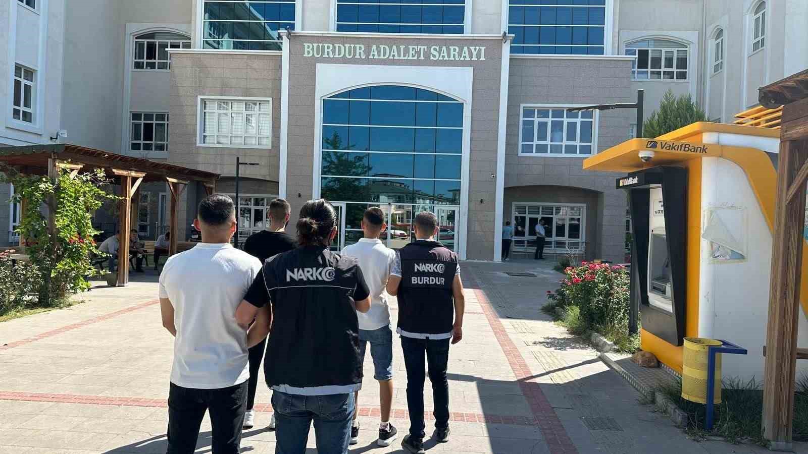 Burdur&rsquo;da emniyet ekiplerinden uyuşturucu operasyonu: 3 ş&uuml;pheli tutuklandı
