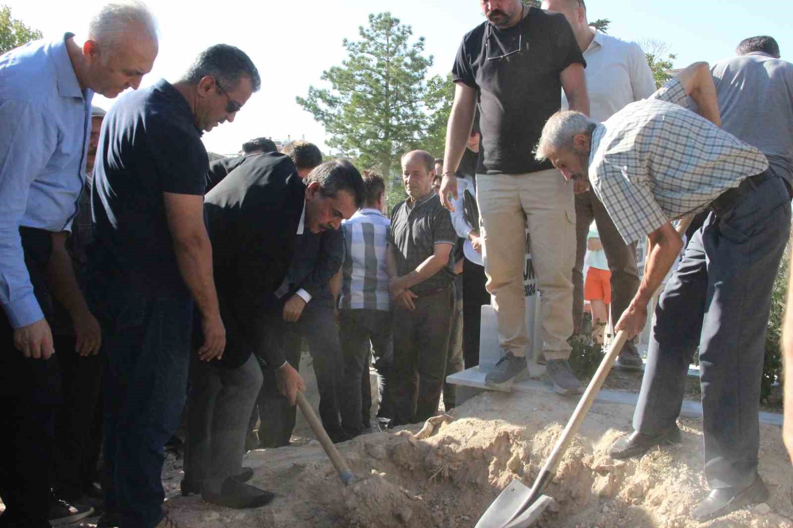 Milli Eğitim Bakanı Tekin, Karaman’da cenaze törenine katıldı
