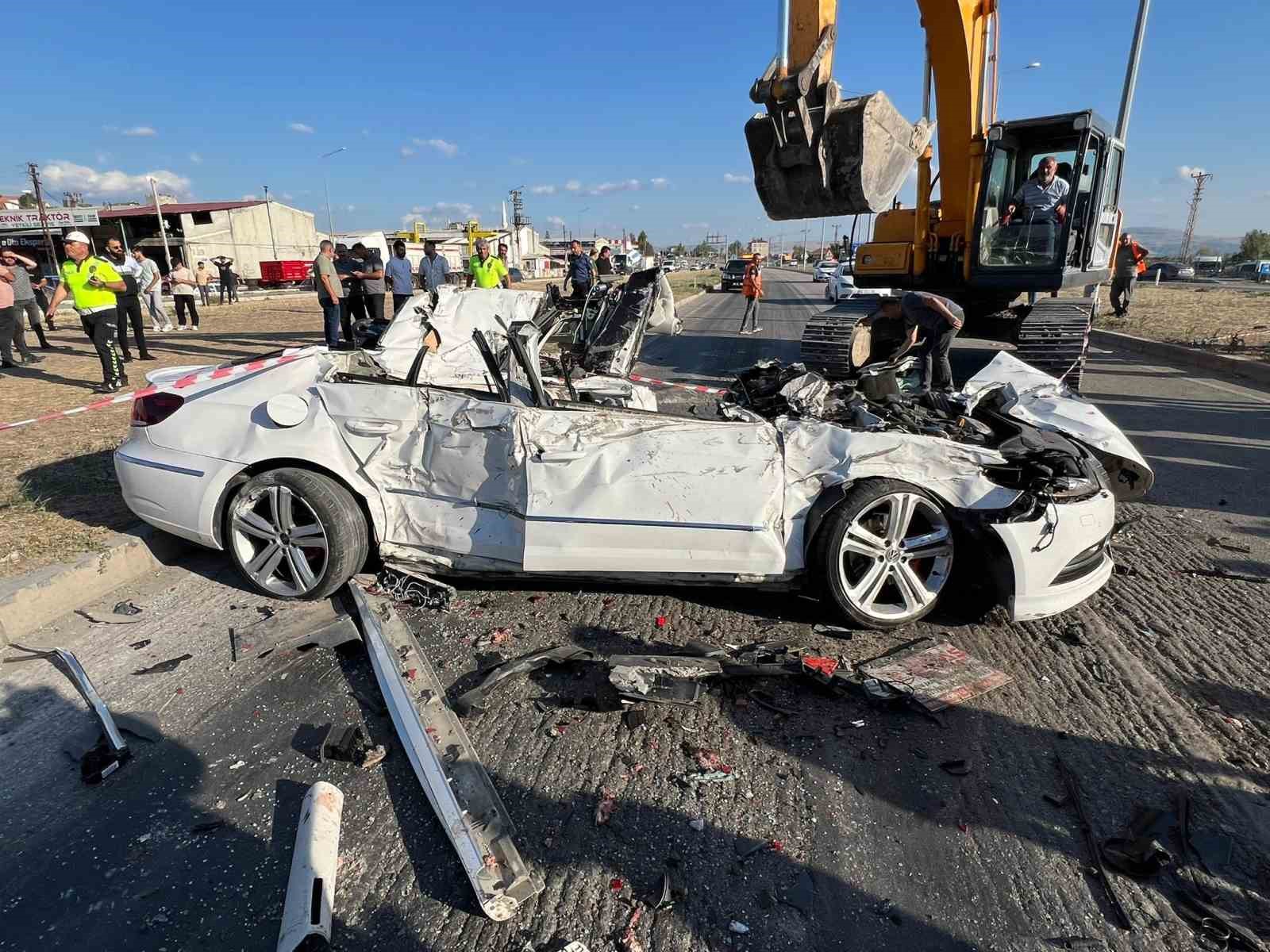 Otomobil kırmızı ışıkta bekleyen araçların arasına daldı: 1 ölü, 3 ağır yaralı