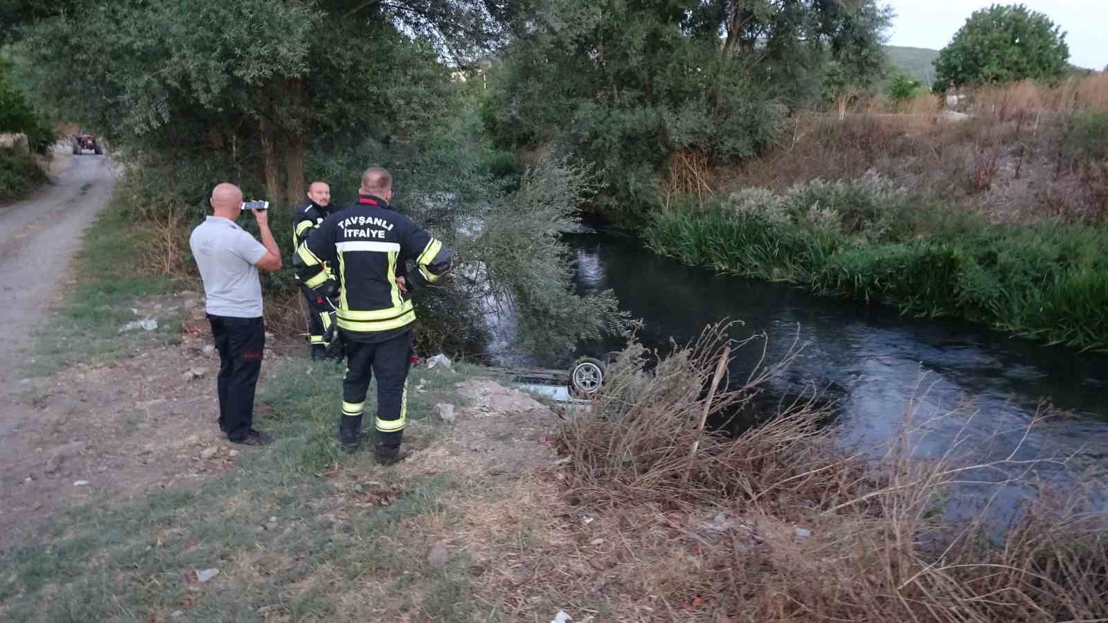Tavşanlı&rsquo;da otomobil &ccedil;aya u&ccedil;tu: 2 yaralı
