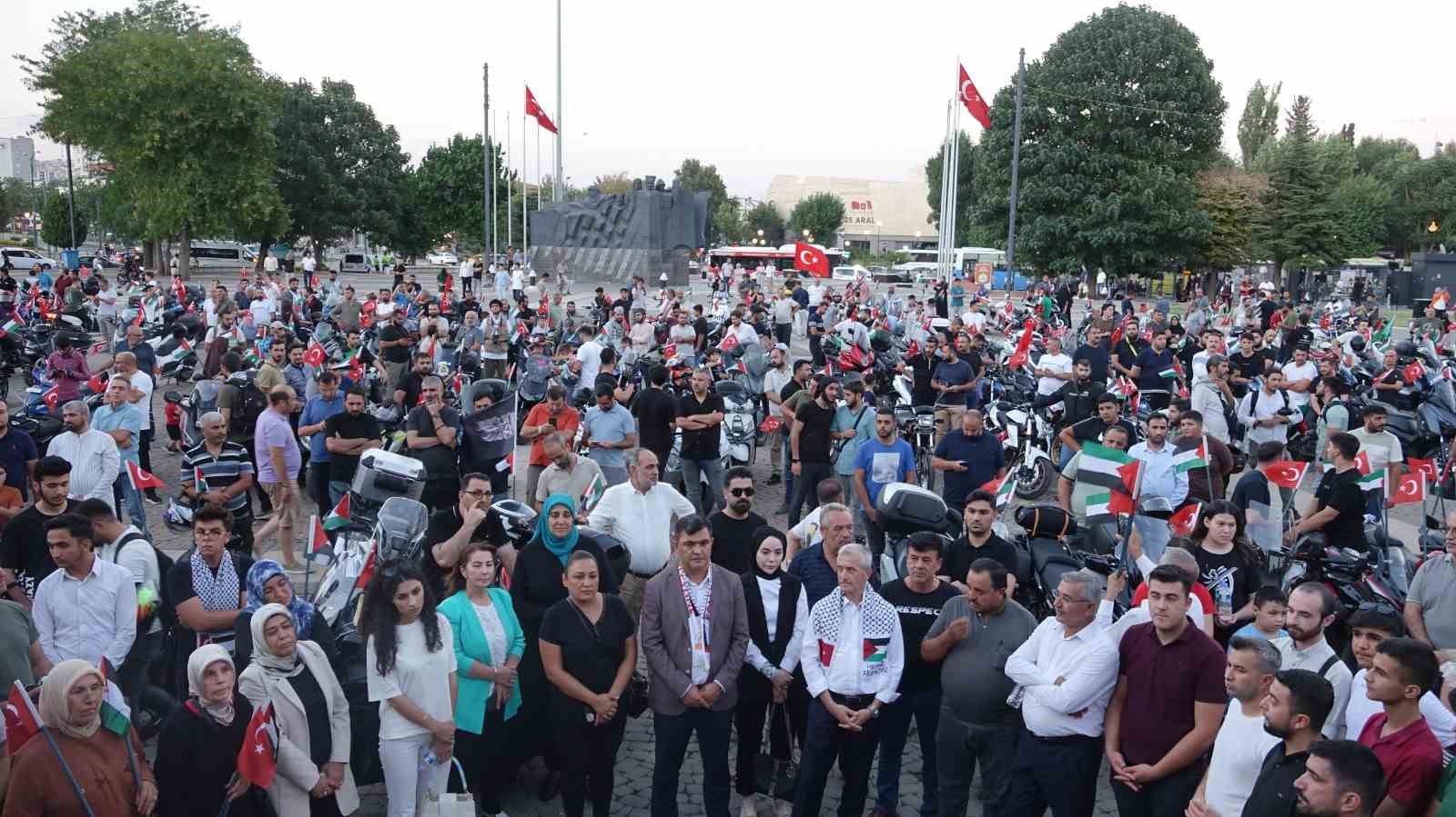 Y&uuml;zlerce motosikletli Filistin&rsquo;e destek i&ccedil;in konvoy oluşturdu

