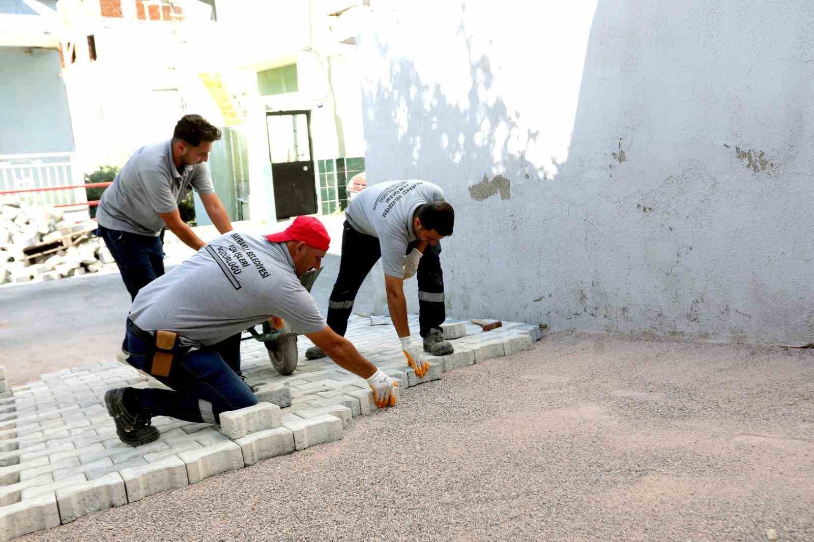 Bayraklı’da yollar yenileniyor
