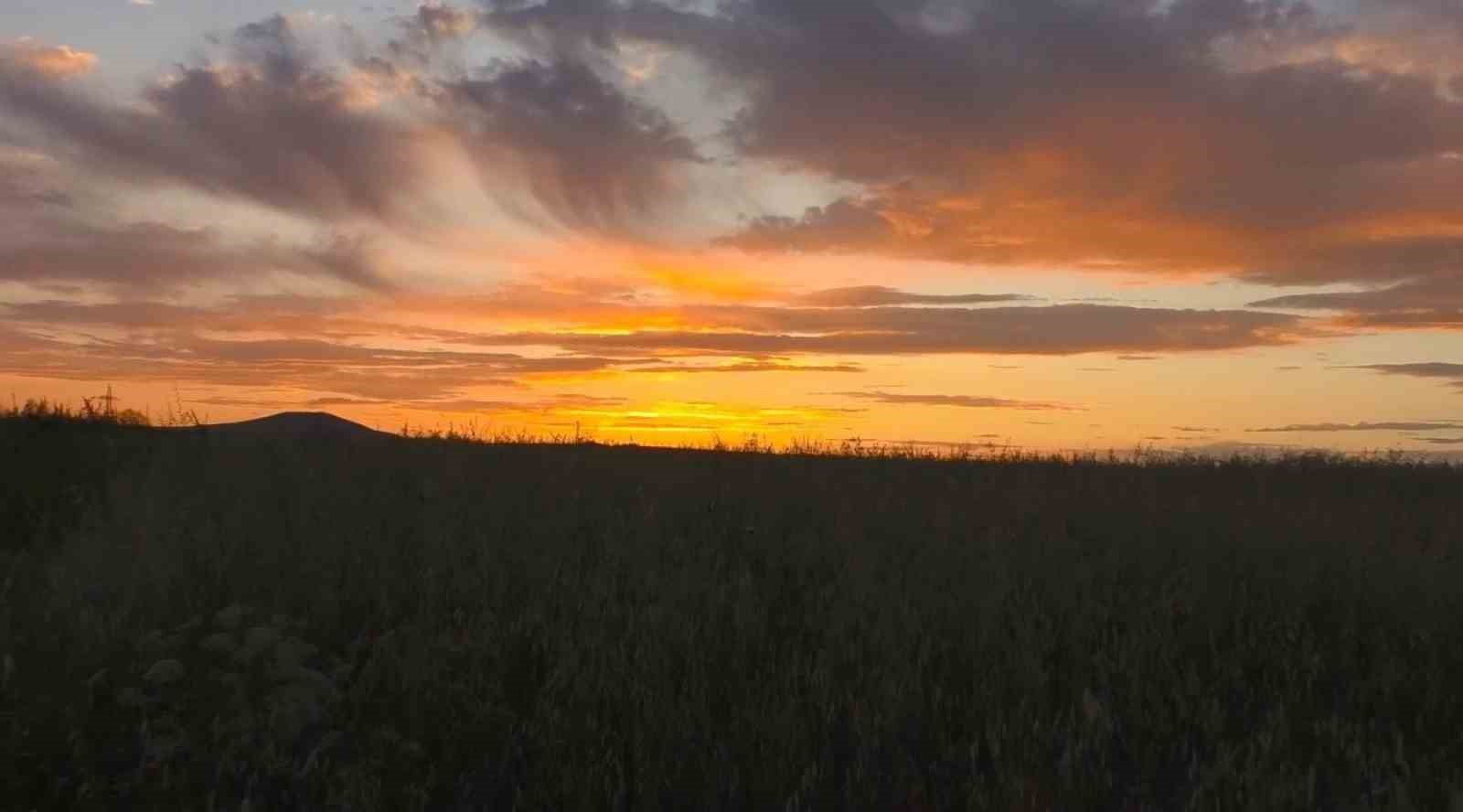 Gazi Kars günbatımında kızardı
