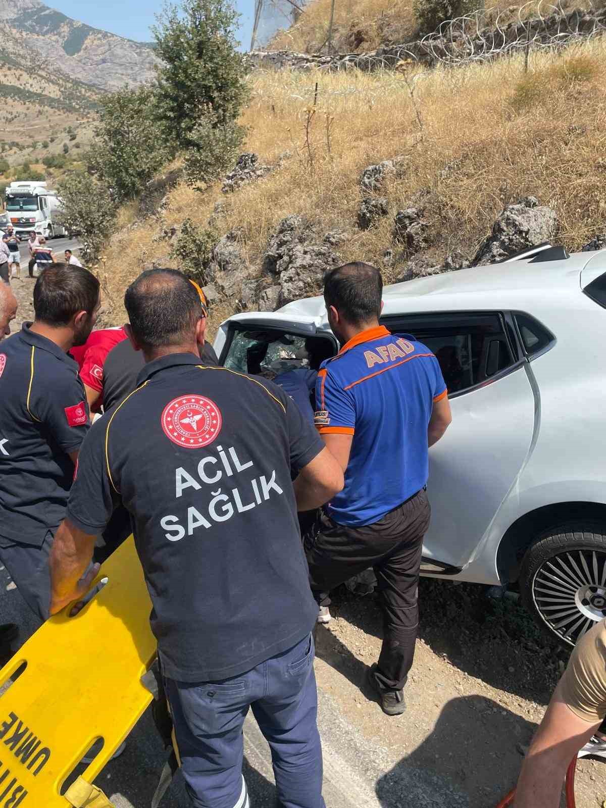 Bitlis&rsquo;te otomobille tır &ccedil;arpıştı: 4 yaralı
