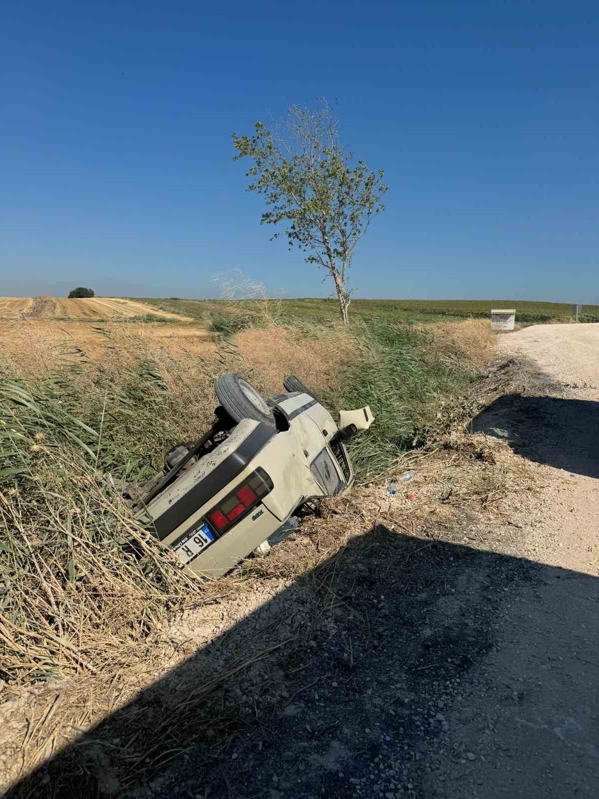 Bandırma&rsquo;da otomobil devrildi, s&uuml;r&uuml;c&uuml; yaralandı
