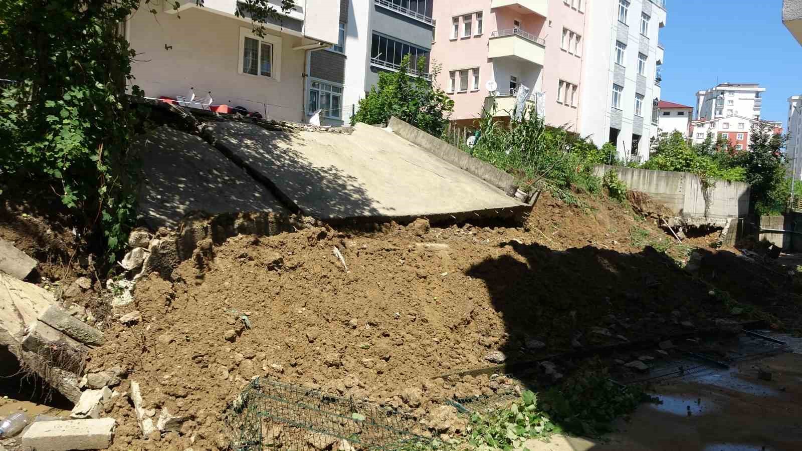 Ordu’da sağanak nedeniyle istinat duvarı yıkıldı: 10 daireli bina tahliye edildi