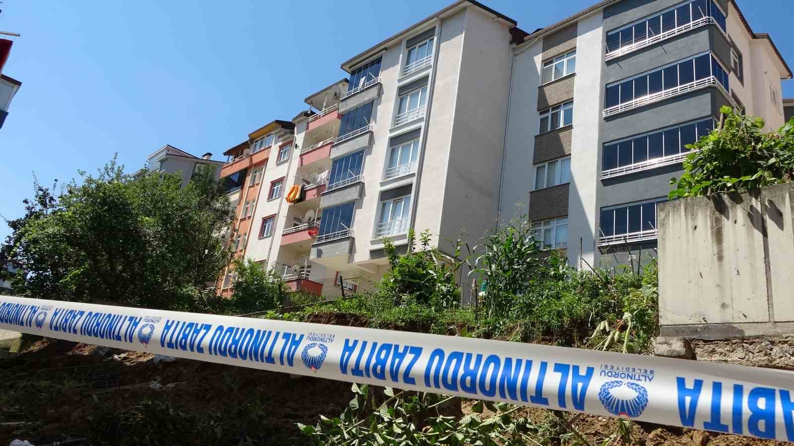 Ordu’da sağanak nedeniyle istinat duvarı yıkıldı: 10 daireli bina tahliye edildi
