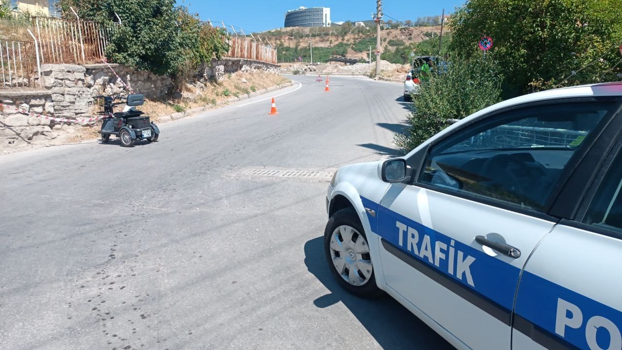 &Uuml;&ccedil; tekerlekli elektrikli bisiklet devrildi: 1 yaralı
