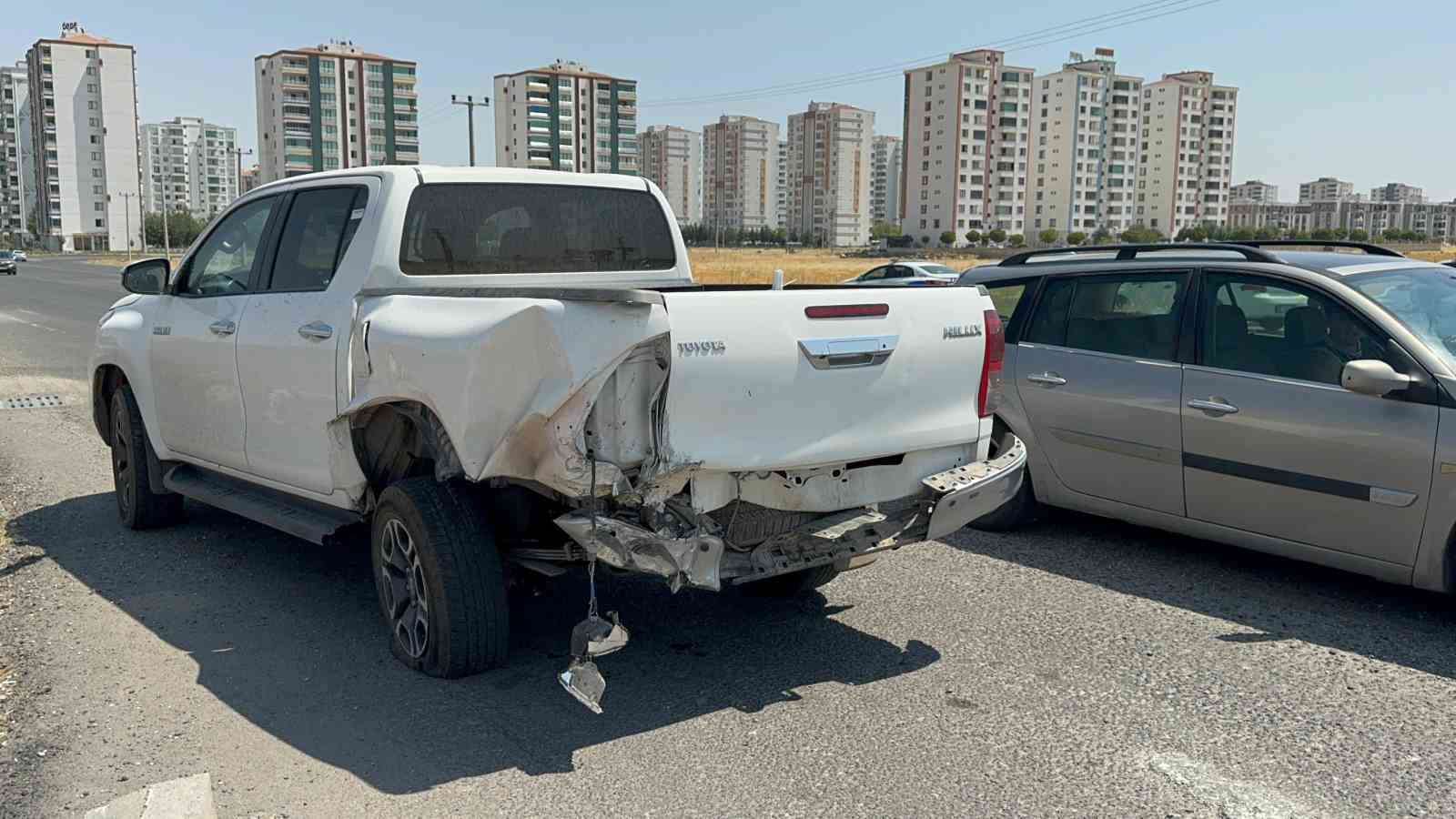 Diyarbakır’da 3 aracın karıştığı zincirleme kazada 4 kişi yaralandı
