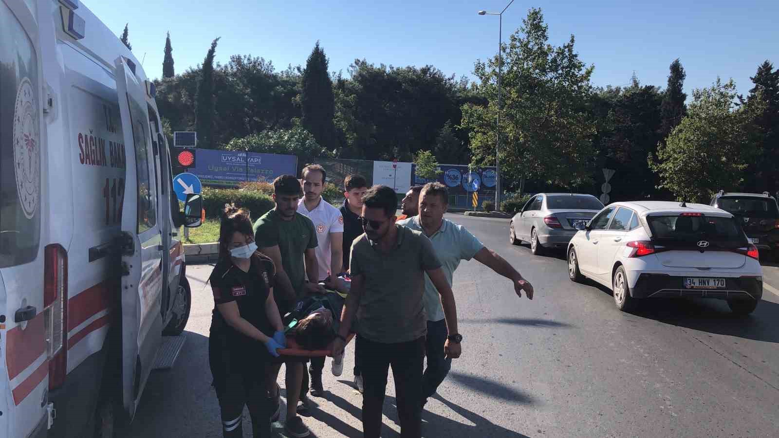 Minib&uuml;sle &ccedil;arpışan 14 yaşındaki motosikletlinin ağır yaralandığı kaza kamerada
