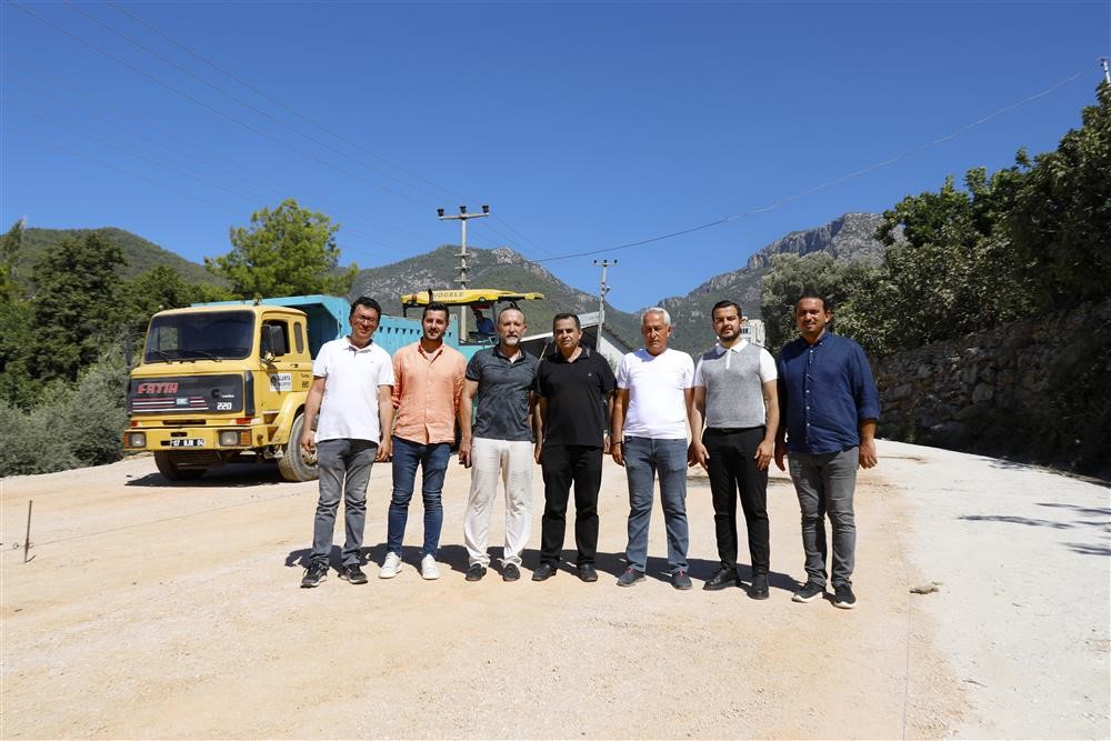 Alanya Belediyesi&rsquo;nden Oba Mahallesi&rsquo;ne sıcak asfalt
