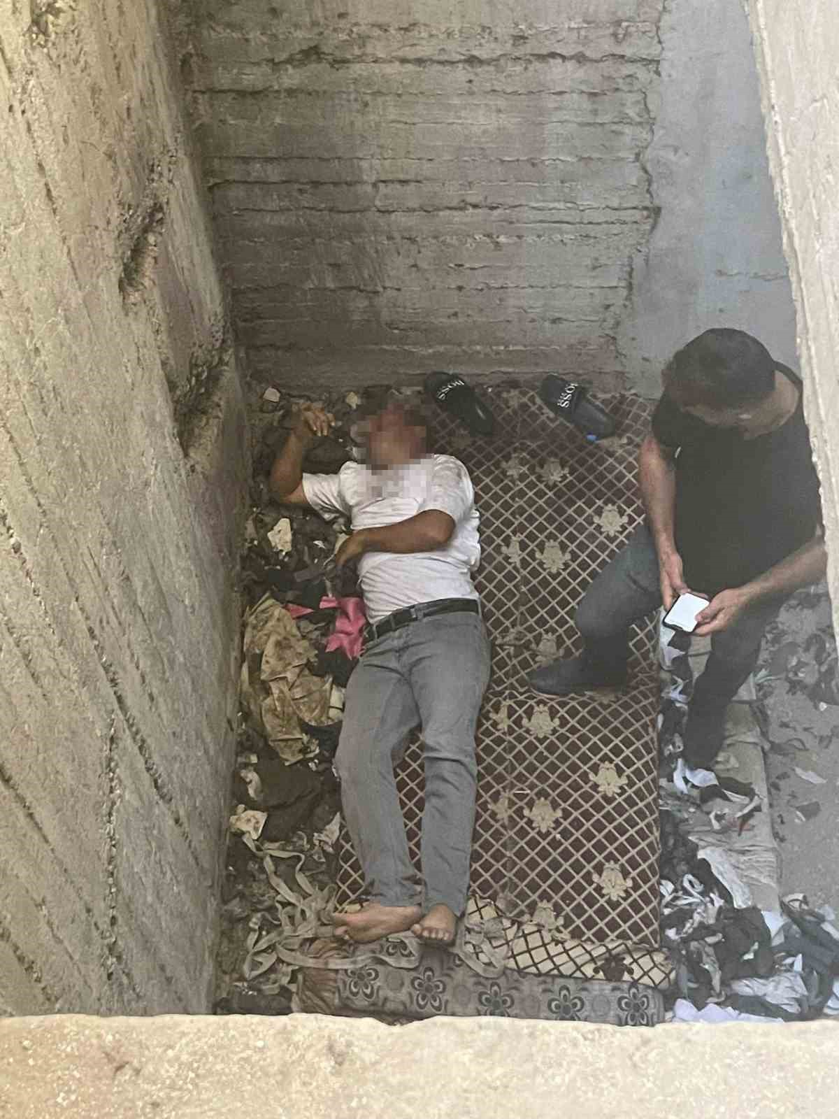 Sıkmak istediği halat kopunca nakliyeci 5 metrelik boşluğa düştü
