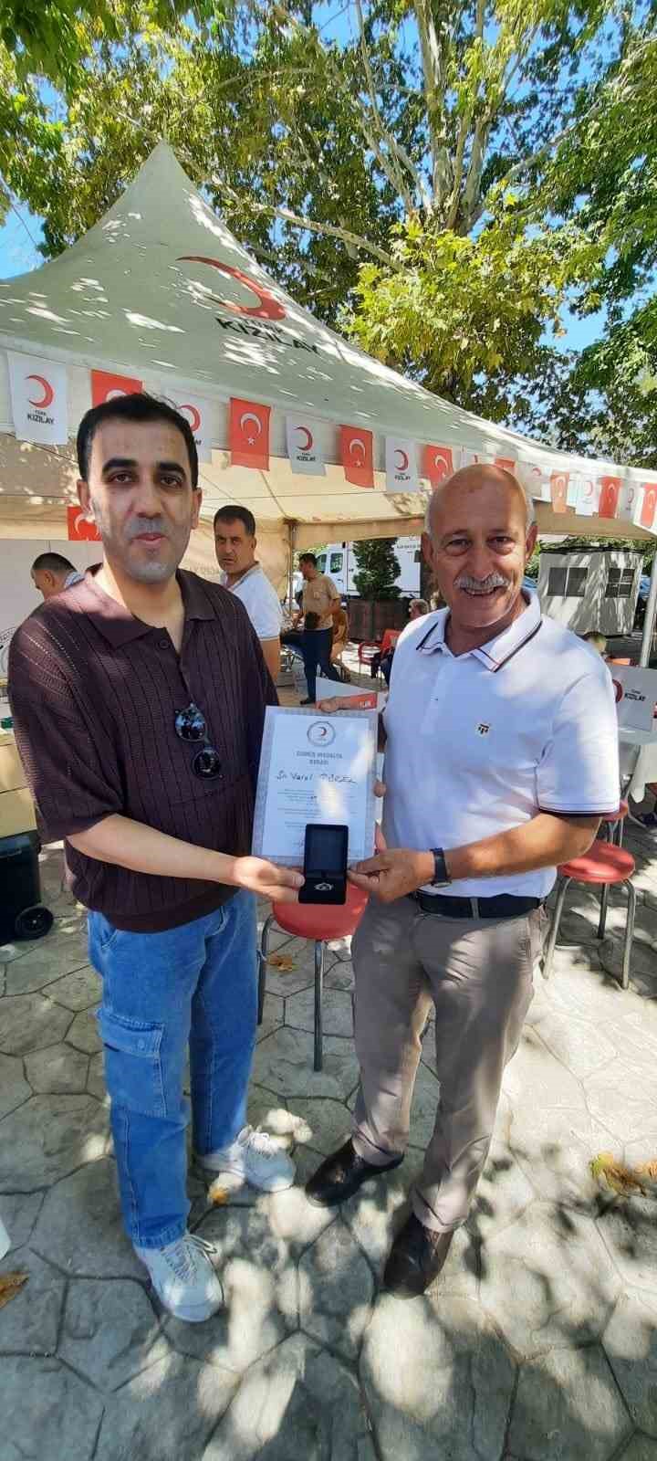 Kan bağış&ccedil;ılarına madalya
