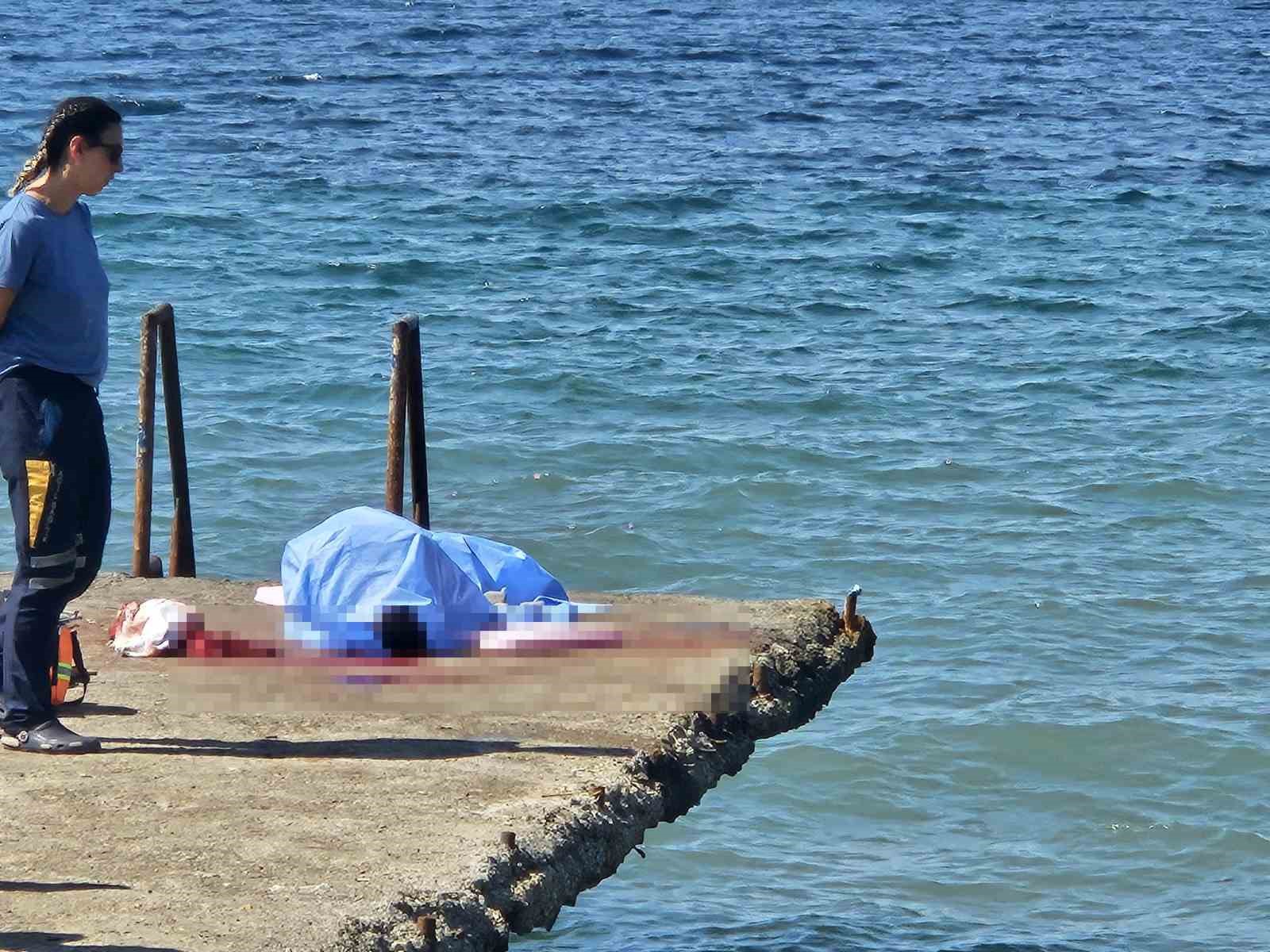 İzmir&rsquo;de korkun&ccedil; &ouml;l&uuml;m: İskeleden denize atlarken dibe &ccedil;akıldı, hayatını kaybetti 