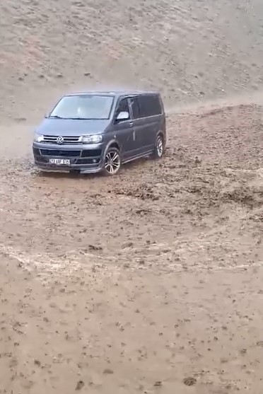 Hizan&rsquo;da kuvvetli sağanak ve dolu sonrası sel
