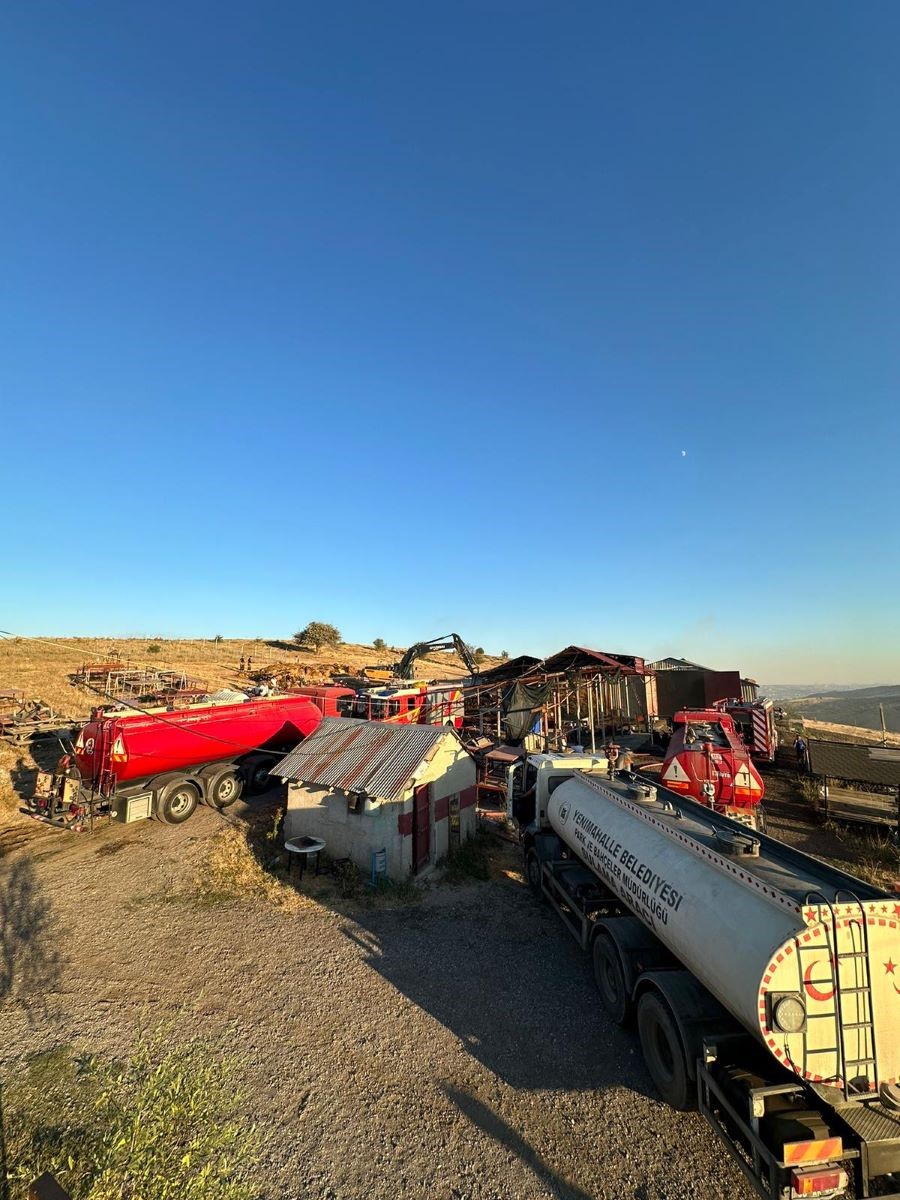 Ankara&rsquo;da yanan ahırda 26 b&uuml;y&uuml;kbaş hayvan telef oldu
