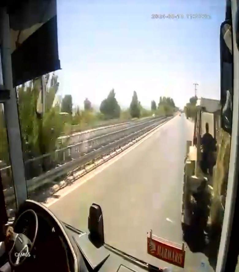 Kaza anı otob&uuml;s kamerasına yansıdı 