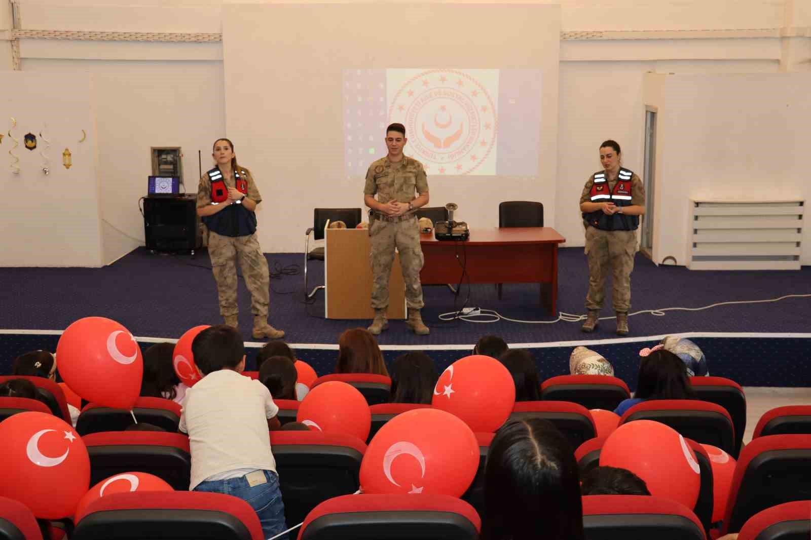 Ağrı’da jandarma mesleğini tanıttı
