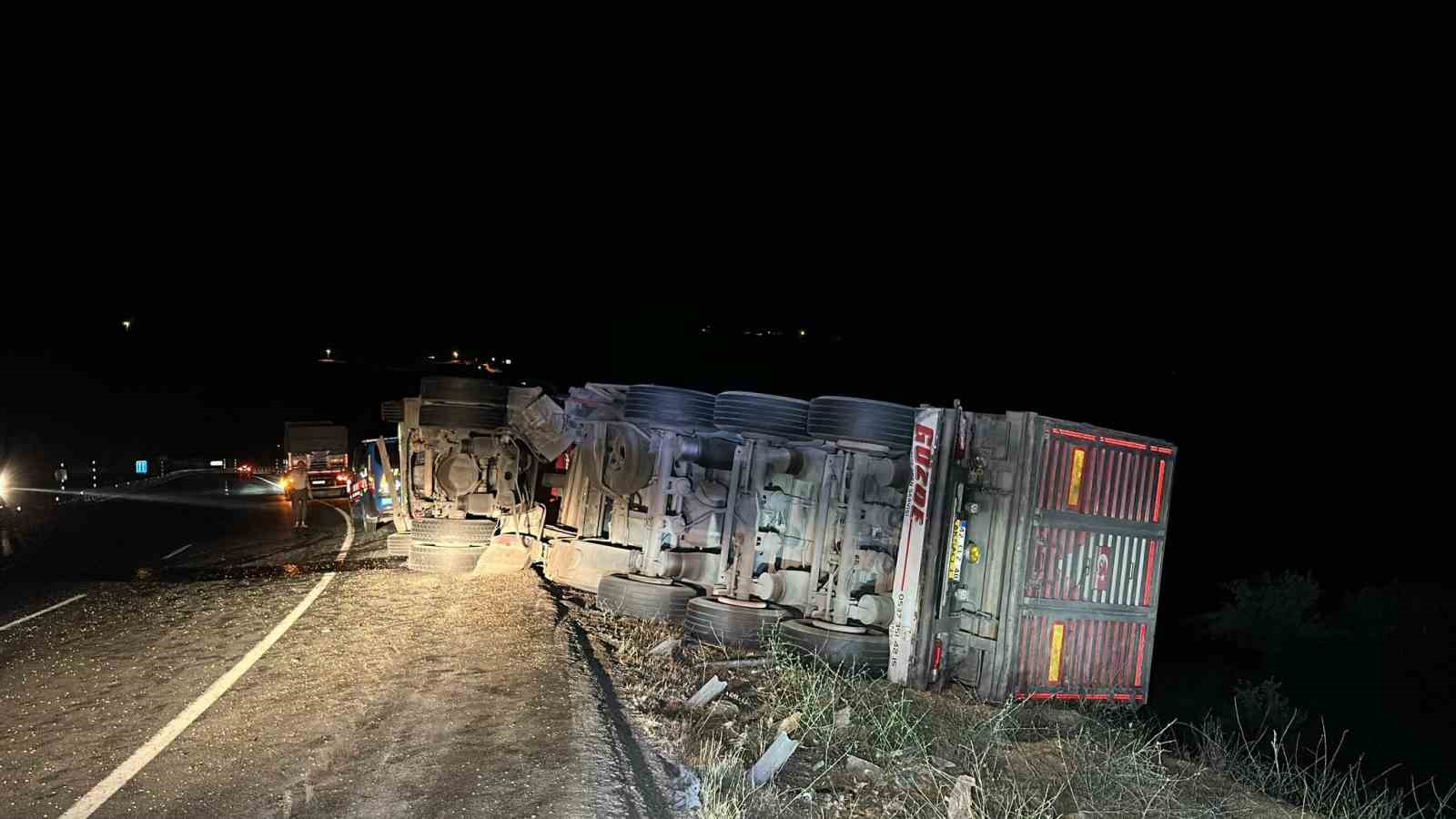 Uşak’ta devrilen tırın sürücüsü yaralandı
