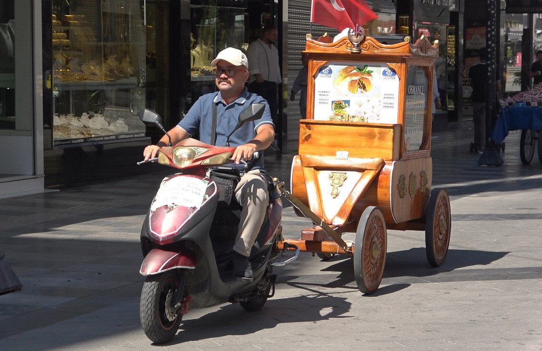 Seyyar satıcı ’saltanat arabası’na benzeyen tezgahıyla dikkat çekiyor
