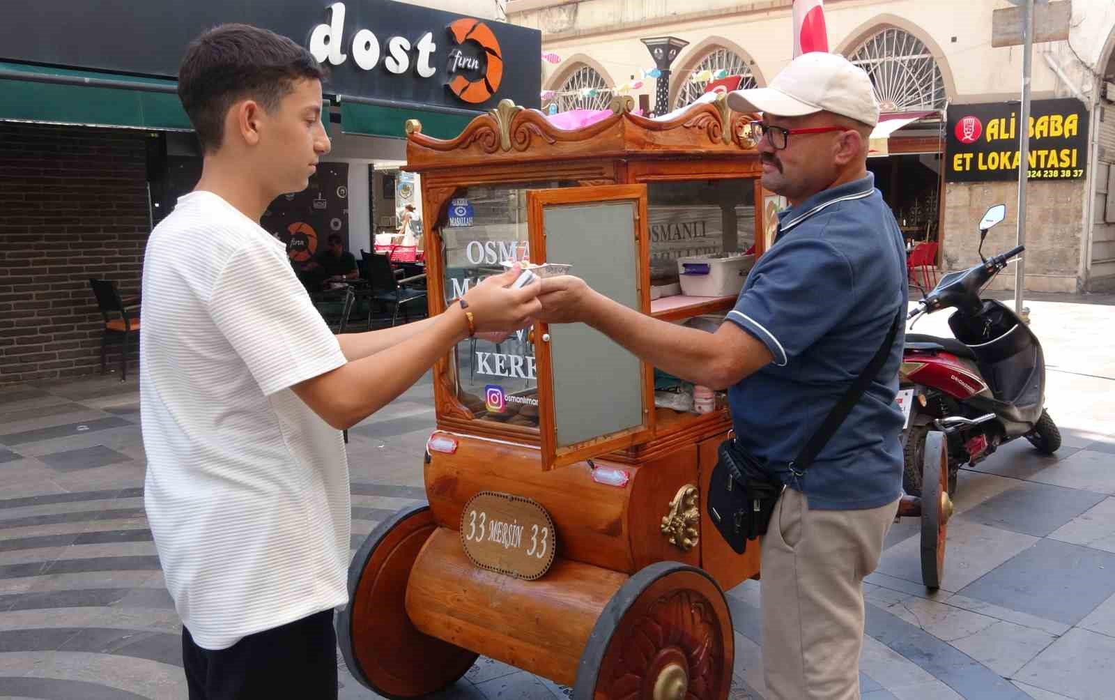 Seyyar satıcı &rsquo;saltanat arabası&rsquo;na benzeyen tezgahıyla dikkat &ccedil;ekiyor
