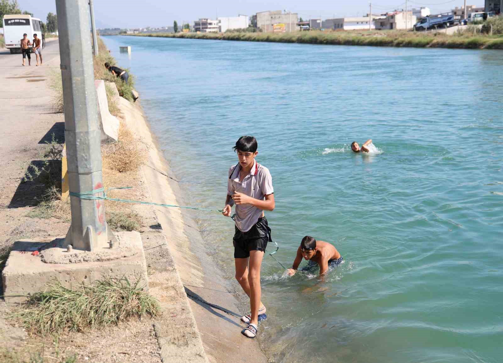 Eski buzdolabını kayık yaptı, sulama kanalına a&ccedil;ıldı
