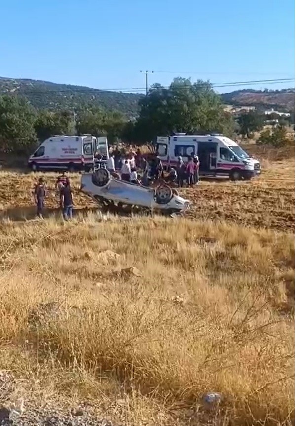 Direksiyon hakimiyetini kaybeden otomobil tarlaya uçtu: 3’ü çocuk 5 yaralı