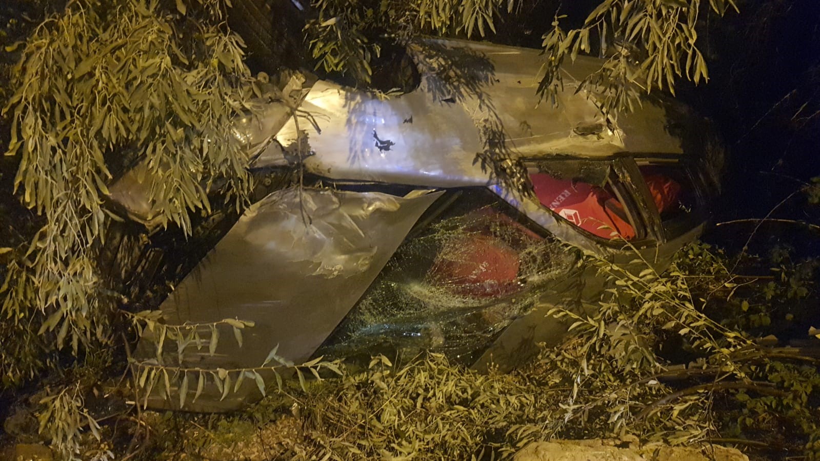 Burdur&rsquo;da kontrolden &ccedil;ıkan otomobil şarampole devrildi: 4 yaralı
