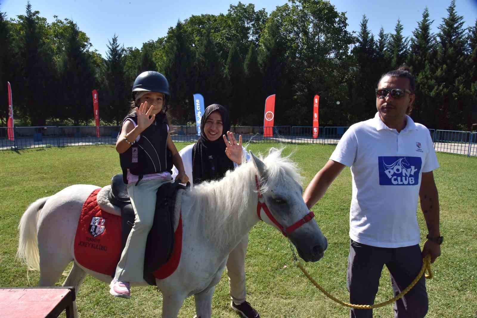 Pony atlarıyla buluşan &ccedil;ocuklar keyifli anlar yaşadı
