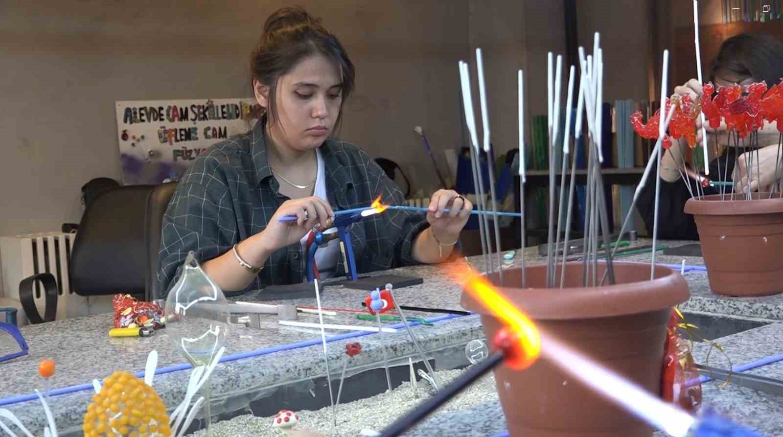 Atık cam şişeler, genç yeteneklerin ellerinde sanat eserine dönüşüyor