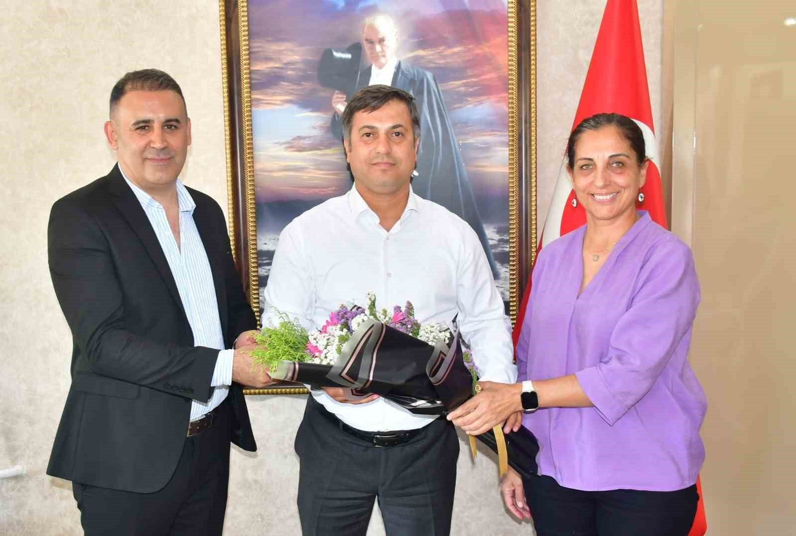 Yunusemre Belediyespor&rsquo;dan İl M&uuml;d&uuml;r&uuml; Yunus &Ouml;zt&uuml;rk&rsquo;e ziyaret
