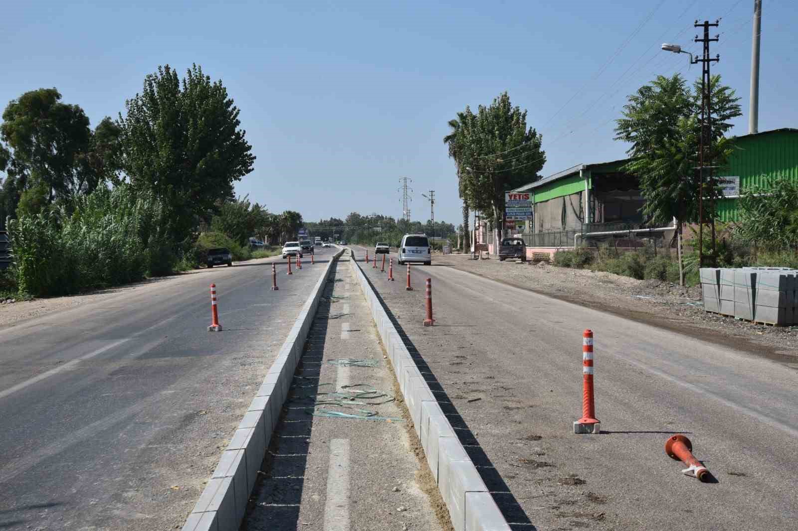 Ceyhan&rsquo;a duble yol &ccedil;alışması devam ediyor

