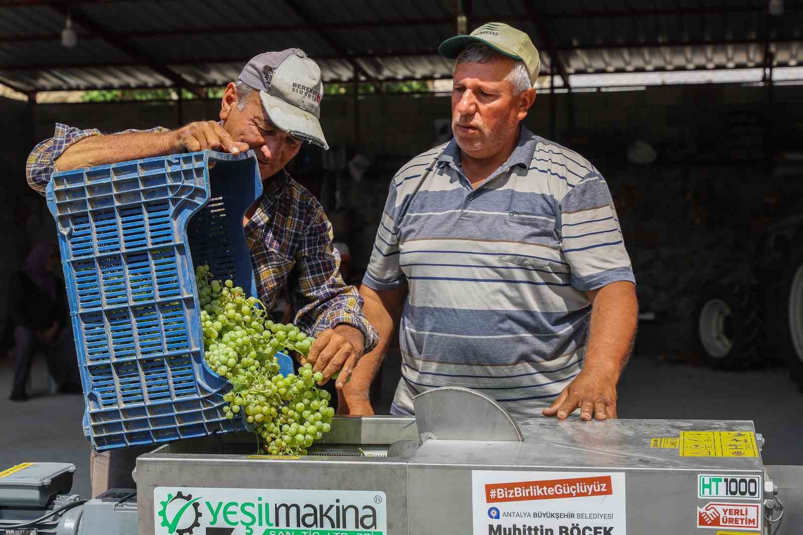 Çiftçilere salça ve üzüm sıkma makinesi desteği
