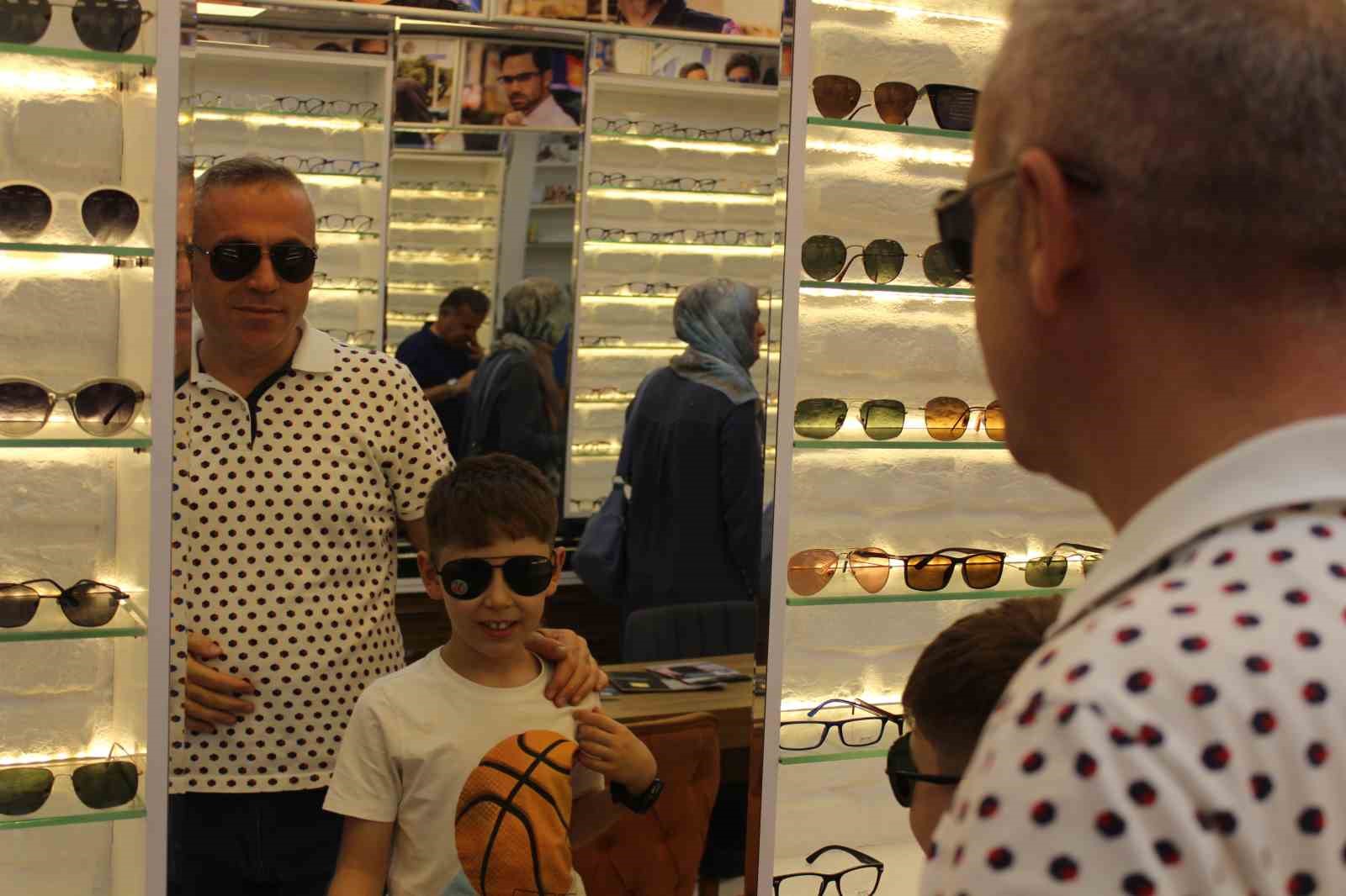 Uzmanı uyardı: "Sahte g&uuml;neş g&ouml;zl&uuml;ğ&uuml; takmayın"
