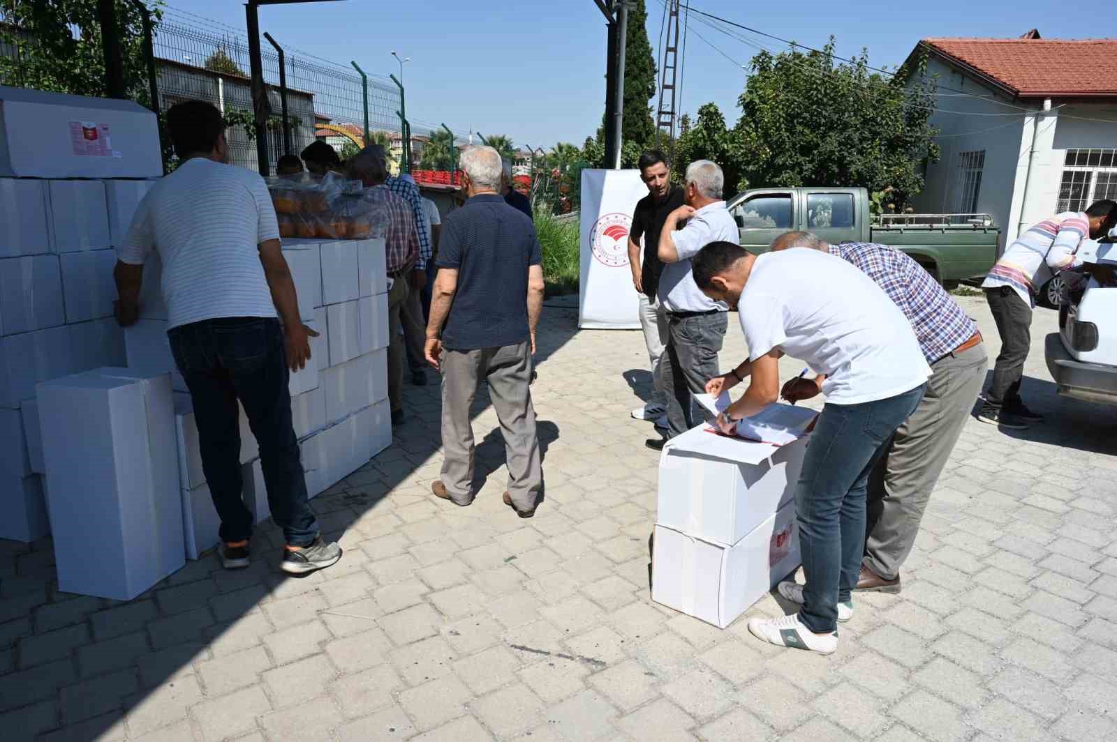 Denizli&rsquo;de Akdeniz meyve sineği zararlısına karşı &ccedil;ift&ccedil;ilere tuzak dağıtıldı

