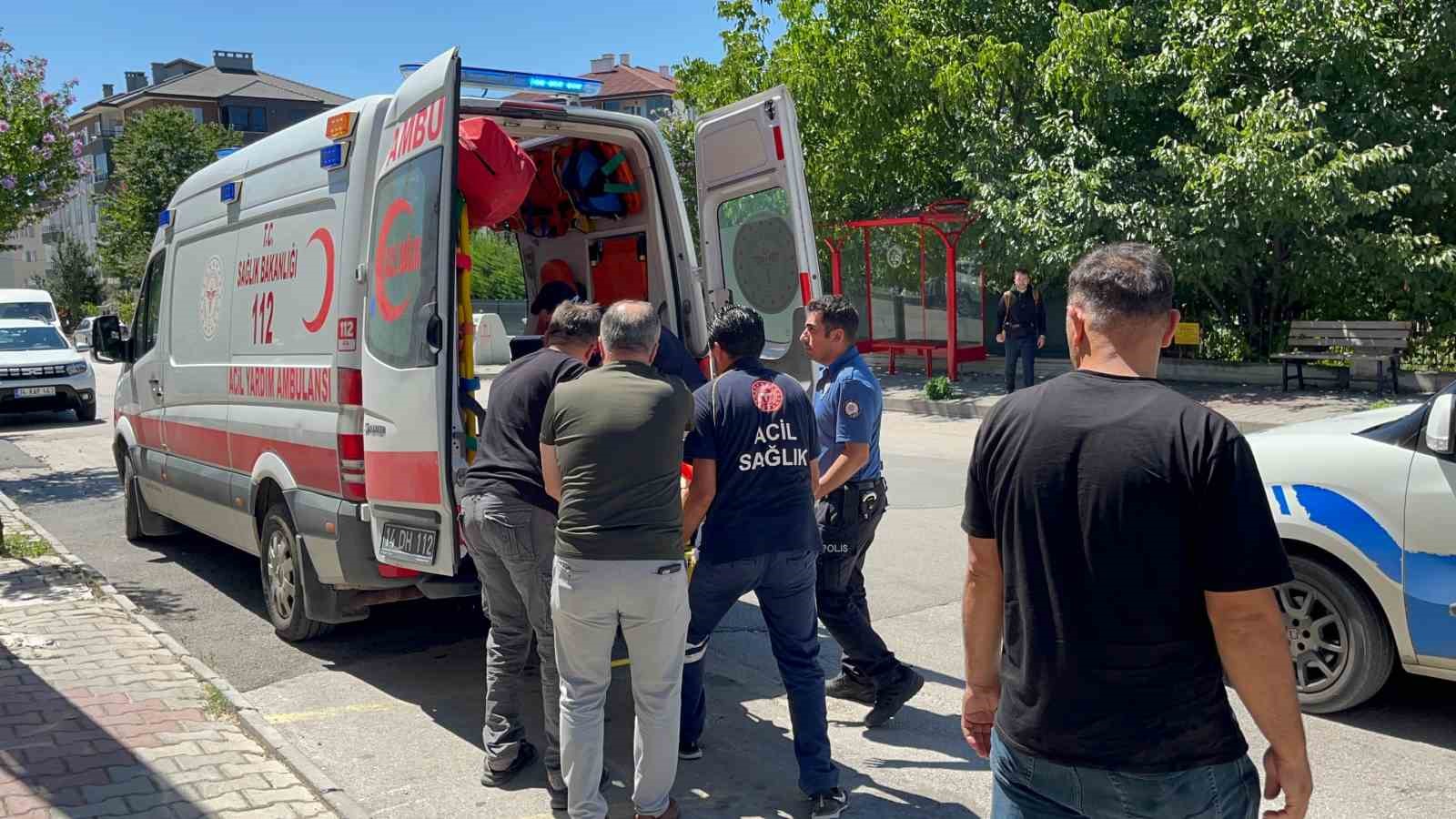 Oğluna veda mesajı atıp, eşinin beylik tabancasıyla kendini yaraladı