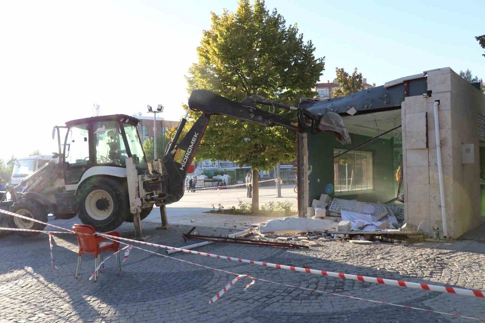 Belediye elektrik ve suyunu verdiği büfeyi ’kaçak’ diye yıktı
